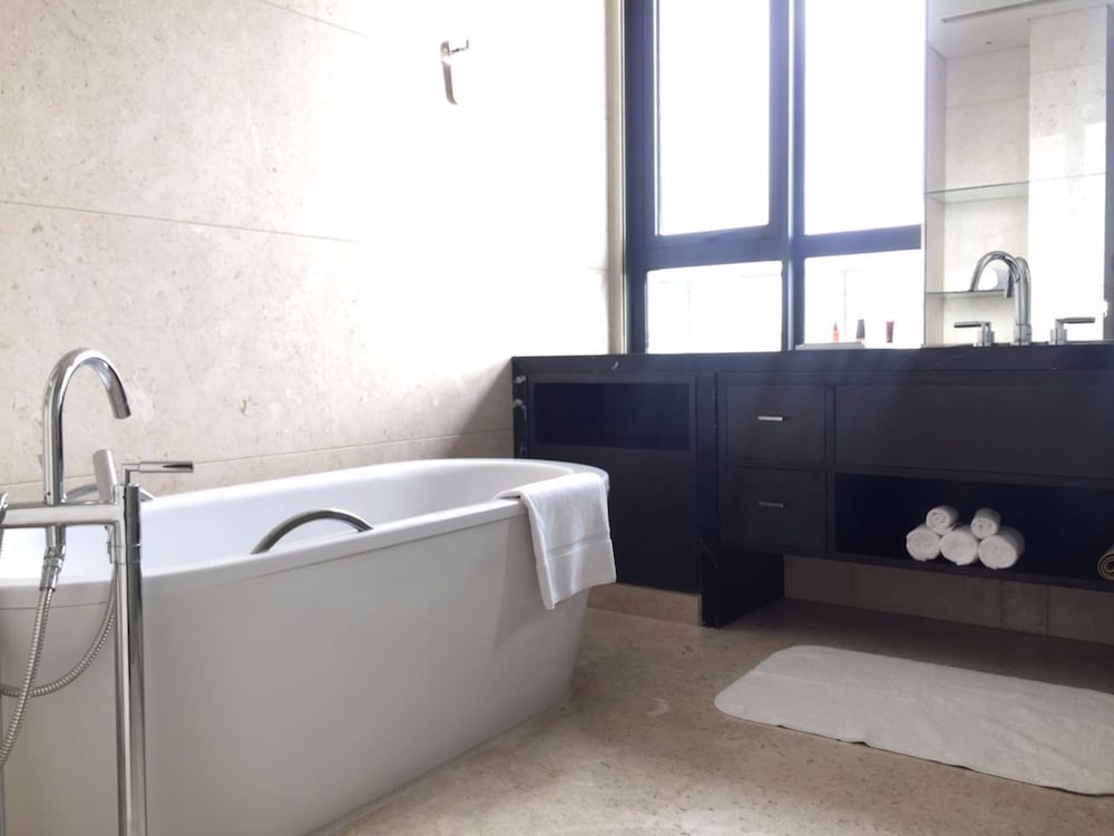 Apartment, 3 Bedrooms - Photo 32