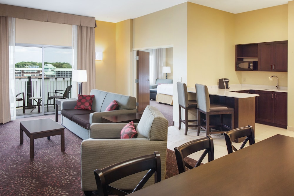 Suite, 1 King Bed (Mini Fridge) photo 1