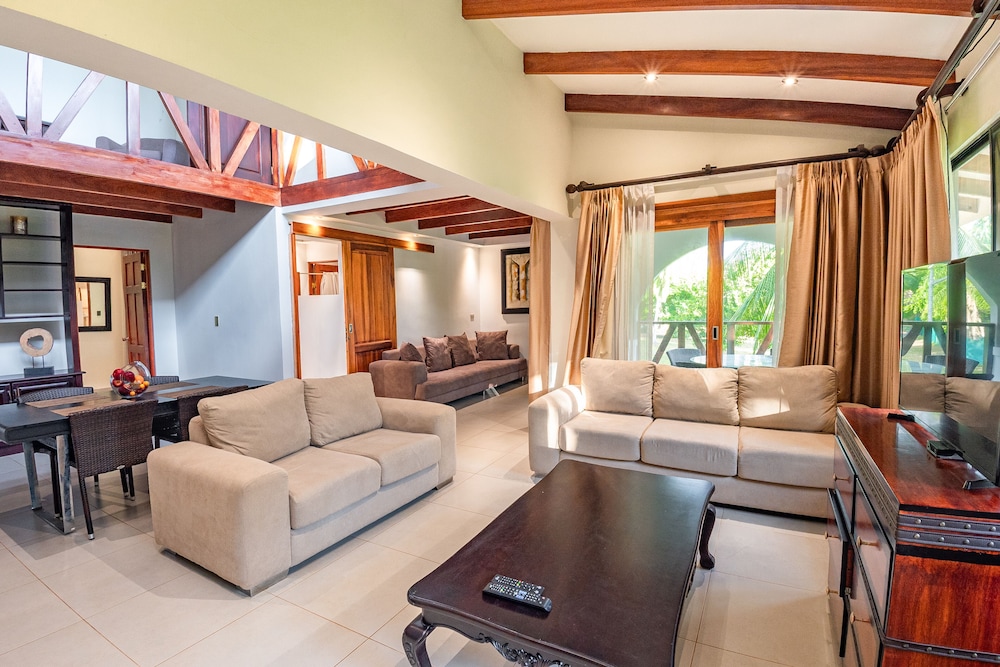 Exclusive House, 4 Bedrooms, Beachside photo 1