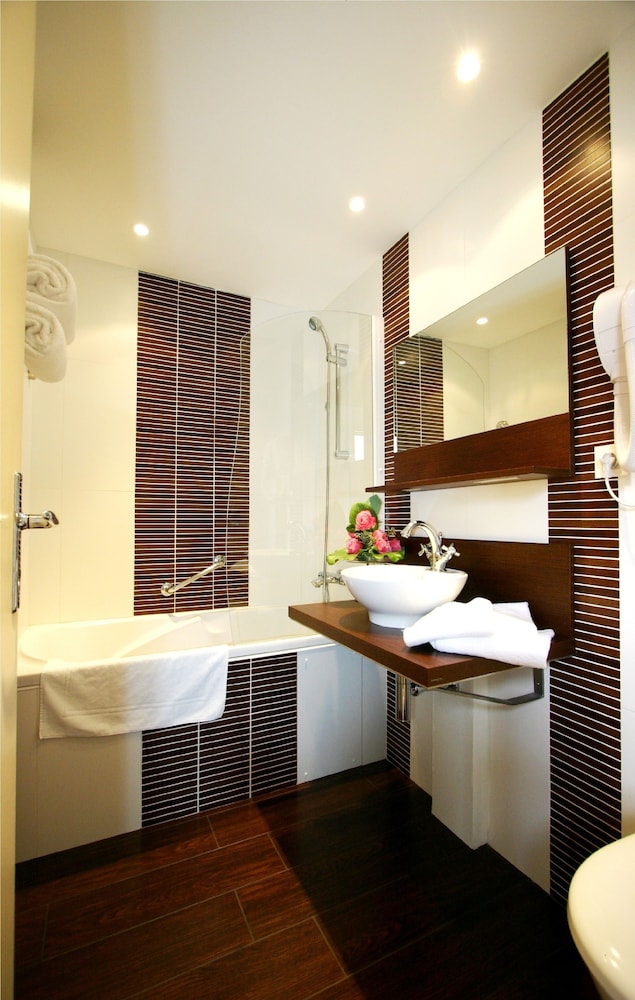 Classic Twin Room, 2 Twin Beds - Photo 8