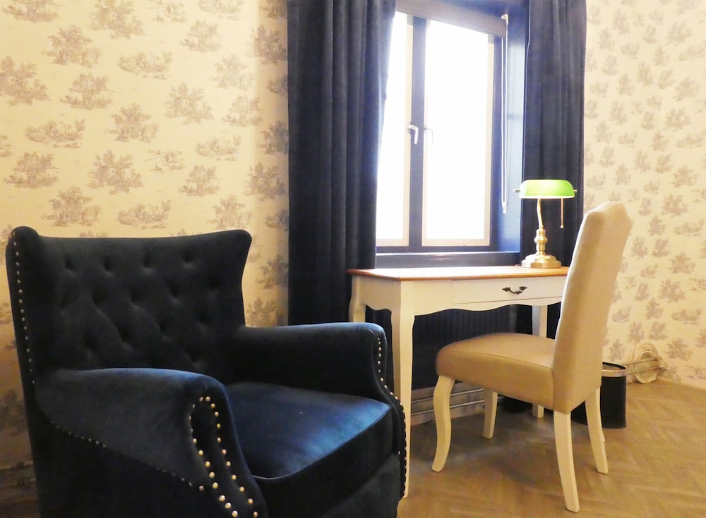 Family Room (Adjoining Rooms, Situated in the Wing)