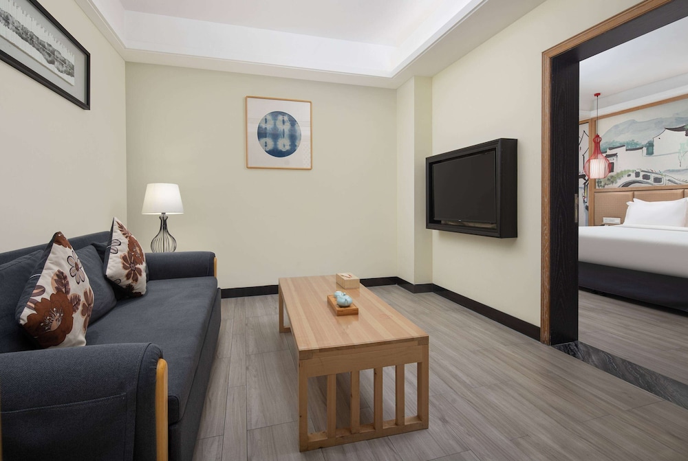 Suite, 1 King Bed, Non Smoking photo 1