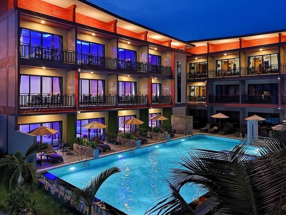 Deluxe Room, Pool Access photo 2