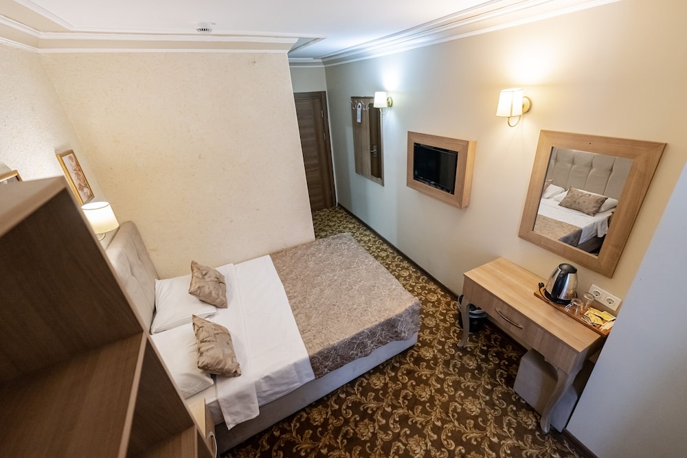 Standard Room with City View and French Balcony (Double Bed) - Photo 1