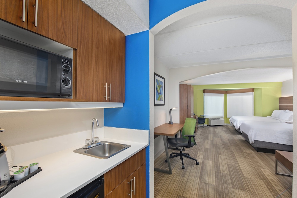 Suite, Multiple Beds (Wet Bar) - Photo 4