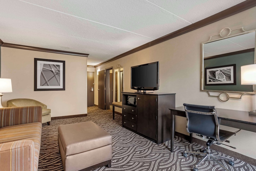 Suite, 1 King Bed, Non Smoking, Jetted Tub - Photo 2