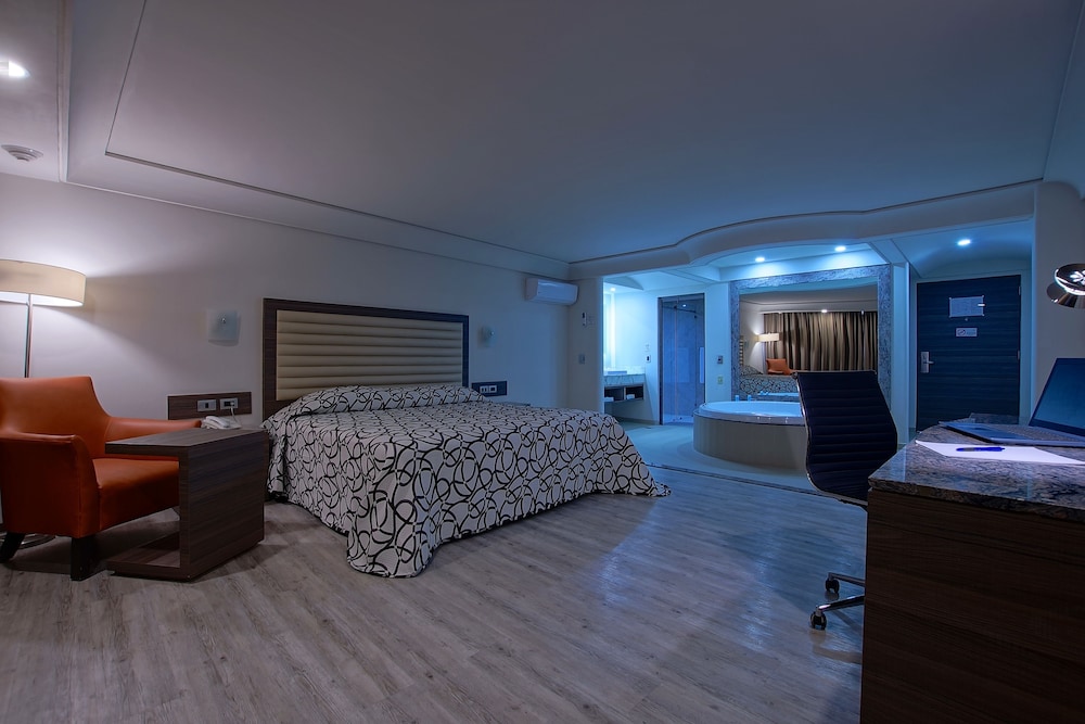Deluxe Suite, 1 King Bed, Non Smoking, Jetted Tub photo 3