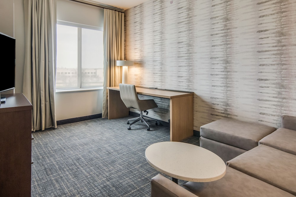 Suite, 1 Bedroom - Photo 5