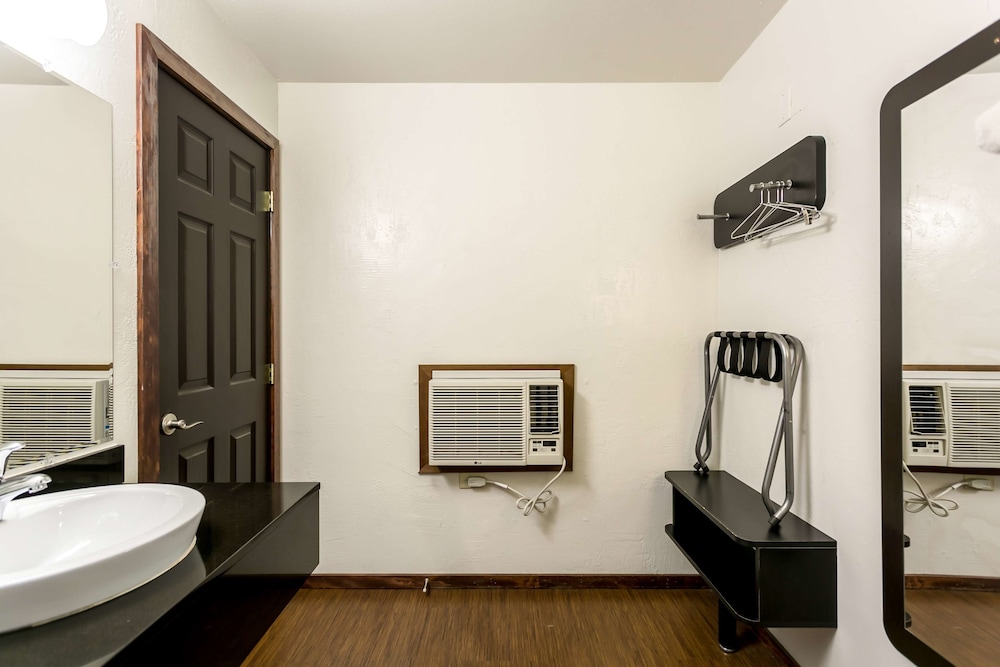 Deluxe Suite, 2 Queen Beds, Non Smoking, Kitchenette