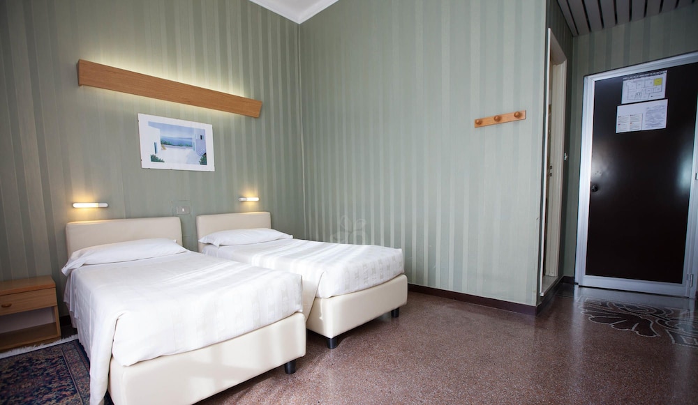 Standard Twin Room - Photo 2