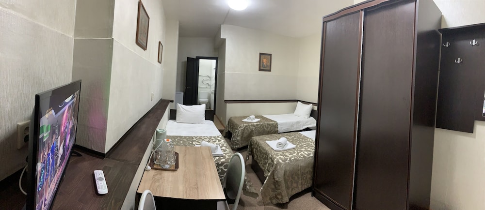Economy Triple Room photo 2