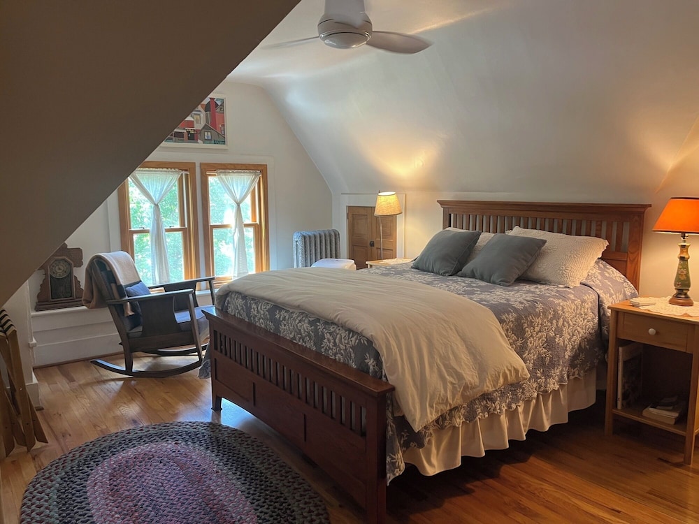 Helen - Deluxe Queen Room w/ Private Bath
