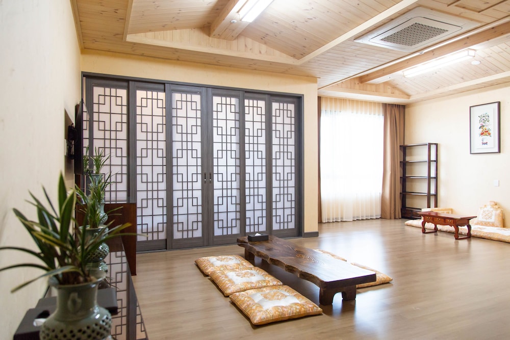 Woori Family Room