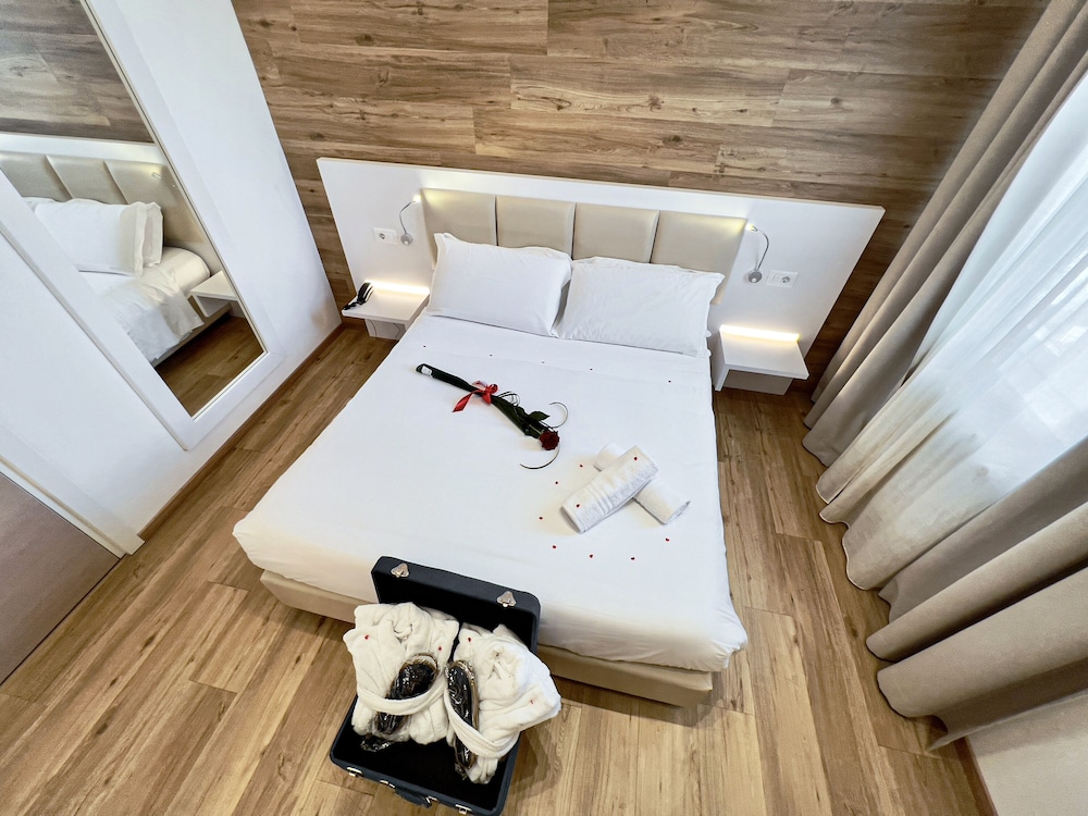 Superior Room, 1 King Bed, Hot Tub