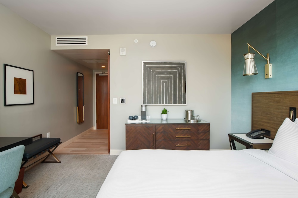 Room, 1 King Bed, Accessible, City View (Bathtub) thumbnail 6
