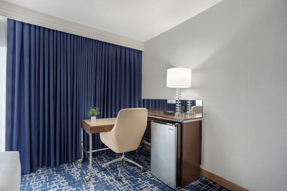 Room, 1 King Bed (Runway View) - Photo 3