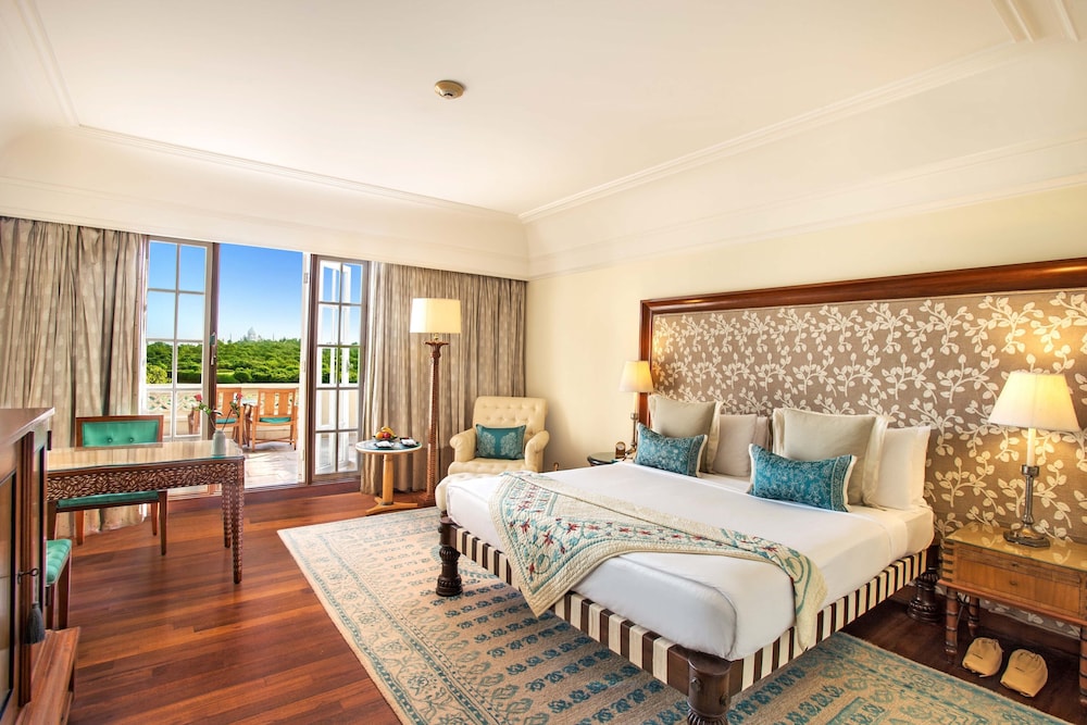 Premier King Room with One King Bed and Balcony (Non Smoking)