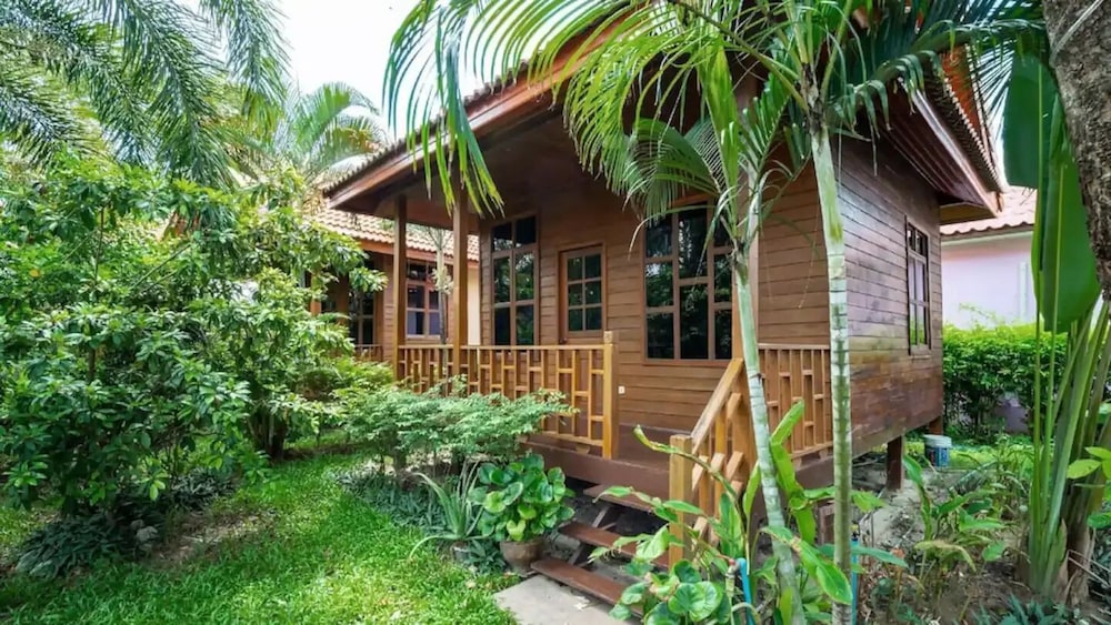 Traditional Bungalow, 1 King Bed, Pool View photo 2