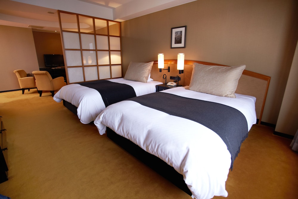 Smoking, 2 Twin Beds, Semi-Suite with Club Lounge Access - Photo 1
