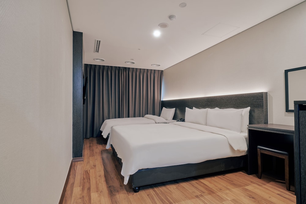 Family Twin Room (No view) - Photo 9