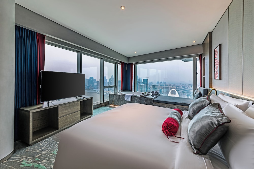 Elegant 270° Canton Tower River View Suite