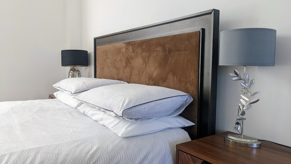 Luxury Suite, Ensuite photo 2