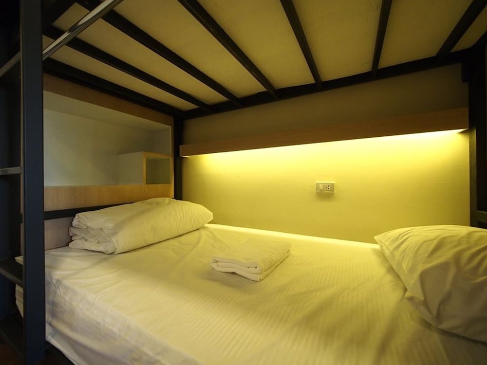 10-Bed Mixed Dormitory Room photo 2