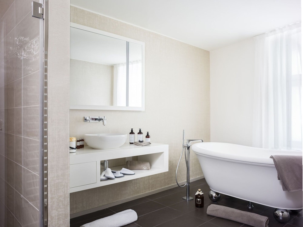 Suite (free standing tub) - Photo 8