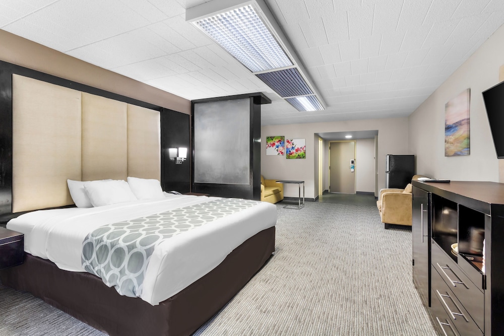 Suite, 1 King Bed, Non Smoking - Photo 1