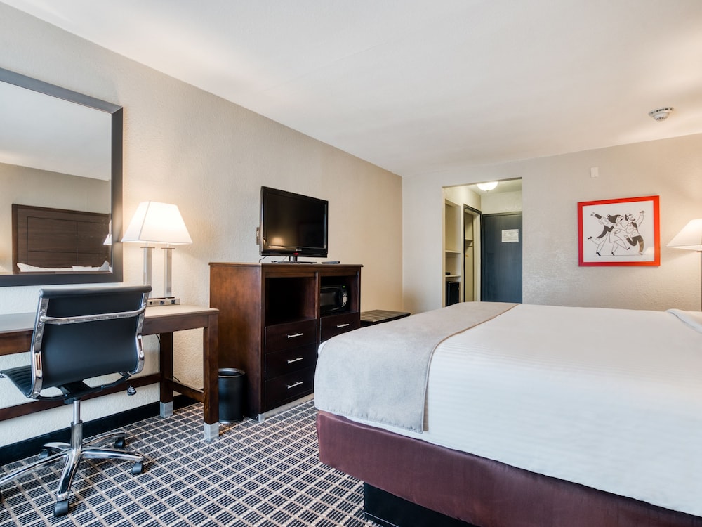 Room, 1 King Bed, Accessible - Photo 4