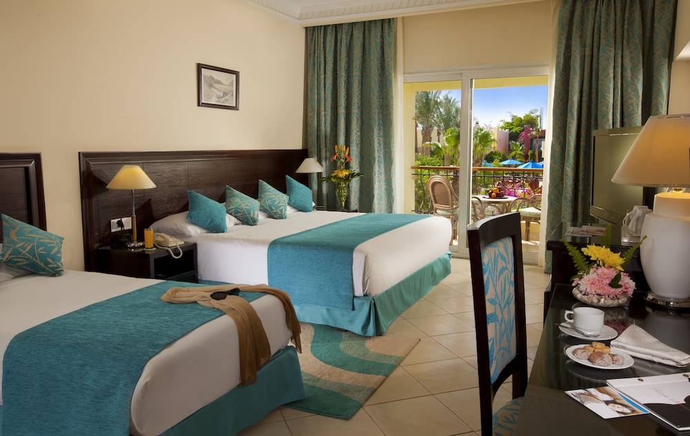 Standard Room, 3 Twin Beds, Pool View - Photo 1