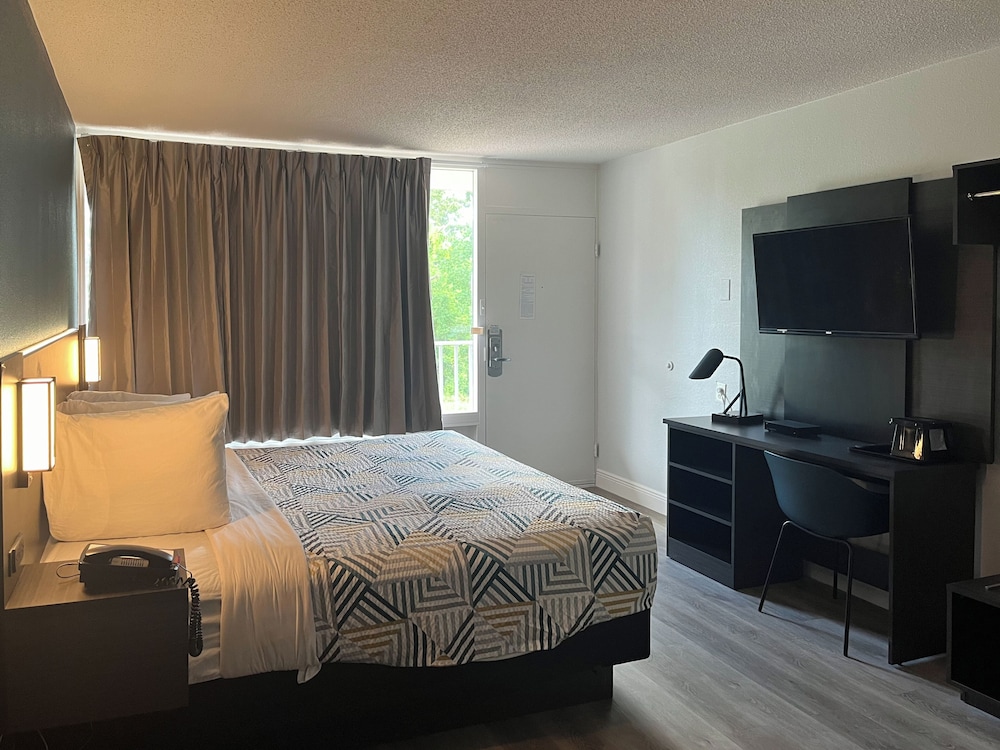 Standard Room, 1 King Bed, Non Smoking - Photo 5