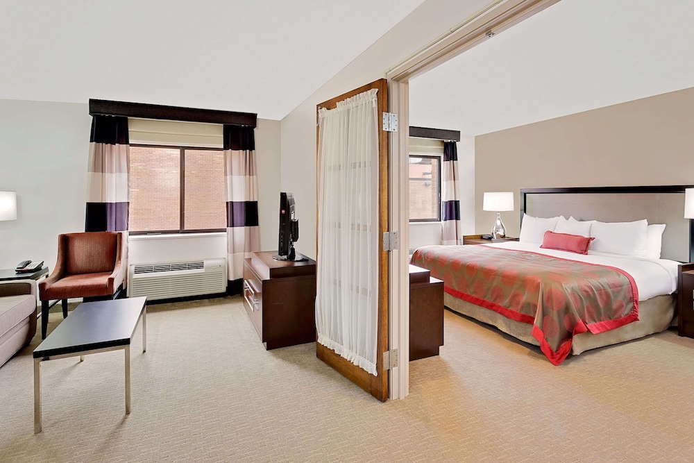 Suite, 1 King Bed - Photo 5