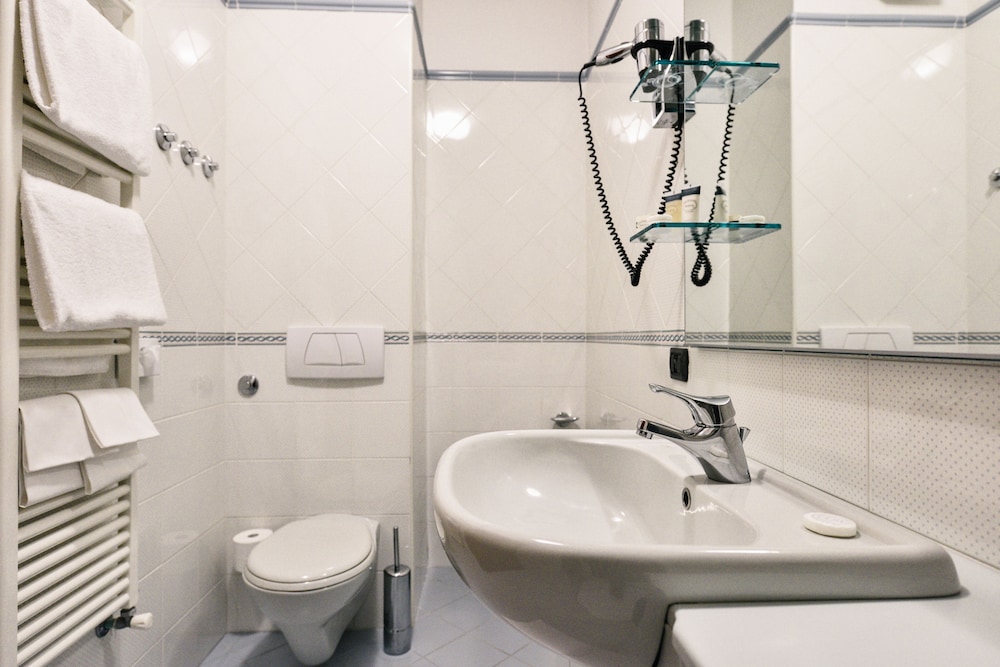 Economy Double Room thumbnail 5