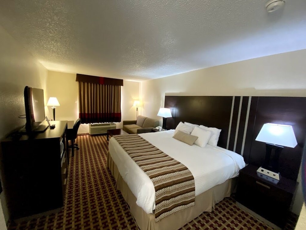 Suite, 1 King Bed - Photo 2