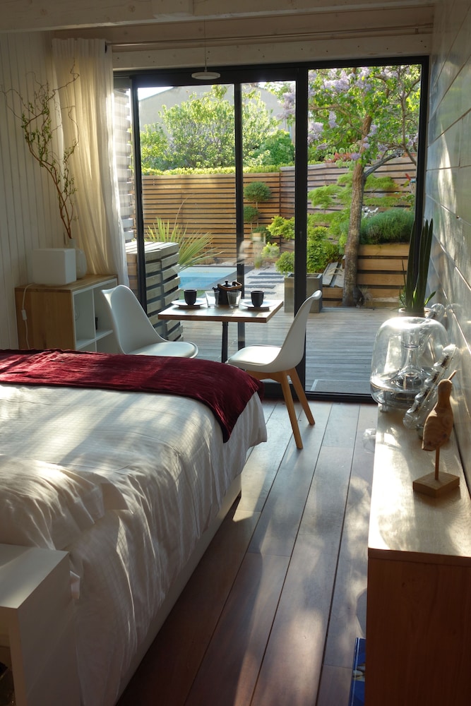 Design Studio, Sauna, Pool View