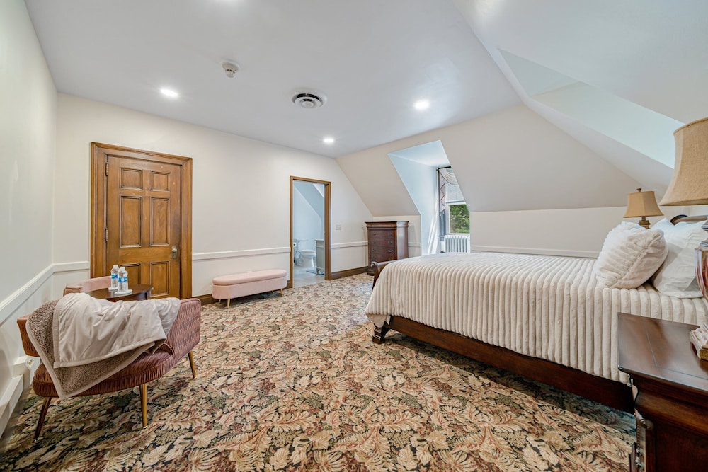 Luxury Suite, 1 Queen Bed, Non Smoking, Club Lounge Access photo 1