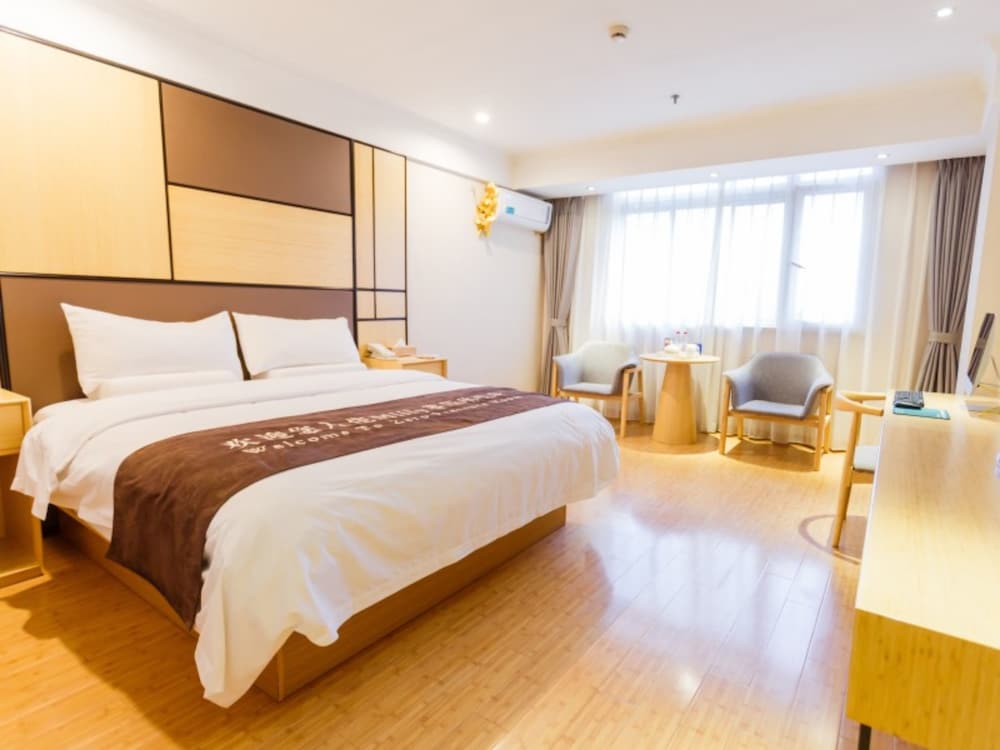 Room, 1 King Bed - Photo 2