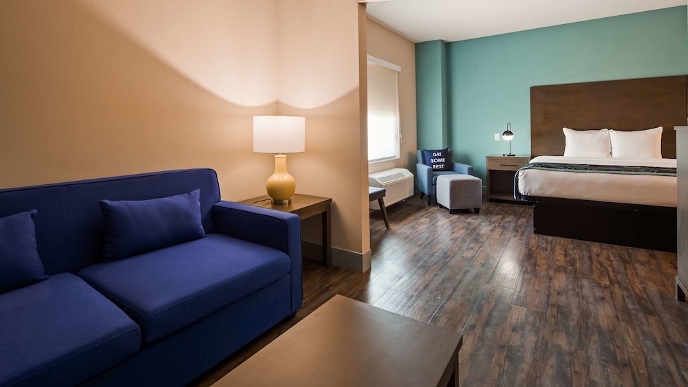 Suite, 1 King Bed, Non Smoking, Refrigerator & Microwave - Photo 3