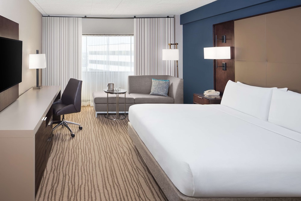 Suite, 1 King Bed (Connector, NYC Skyline View Top Floor) photo 2