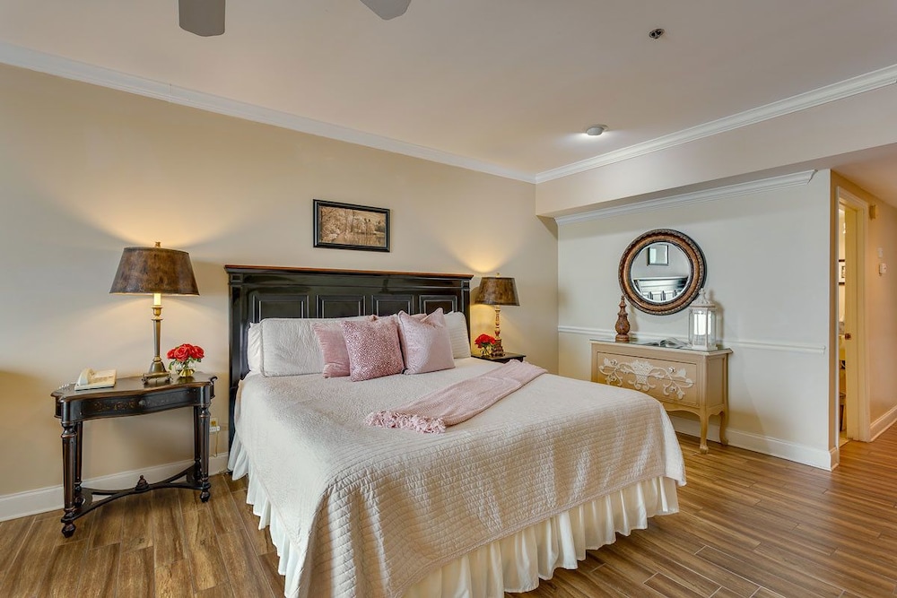 Room, 1 King Bed (River Suite 103)