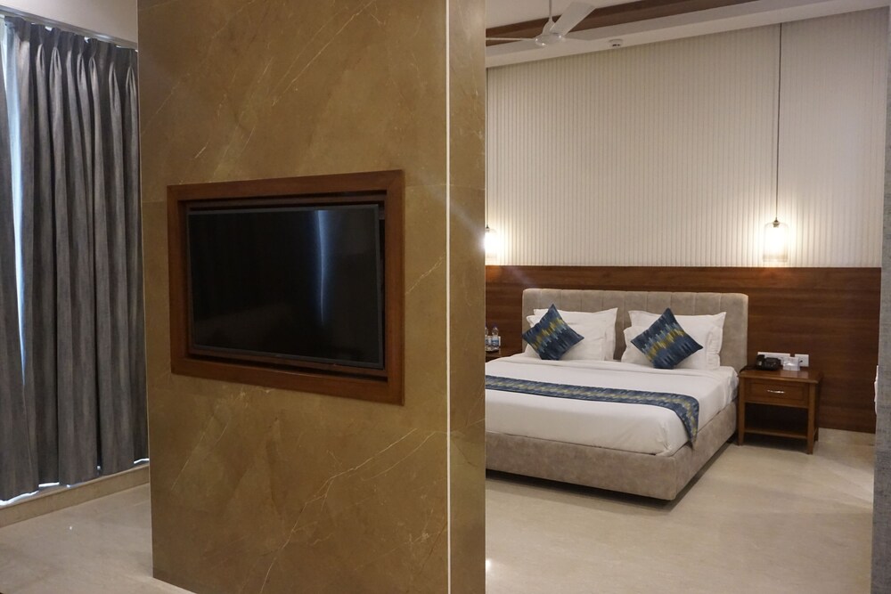 Suite, 1 King Bed, Non Smoking - Photo 7