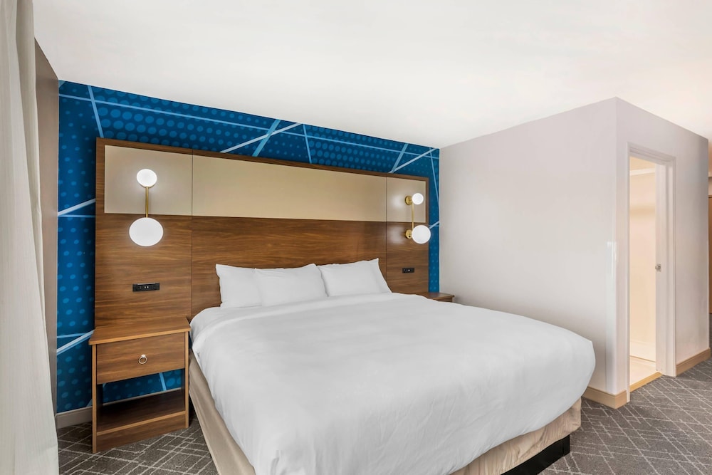 Suite, 1 King Bed with Sofa bed, Non Smoking - Photo 4