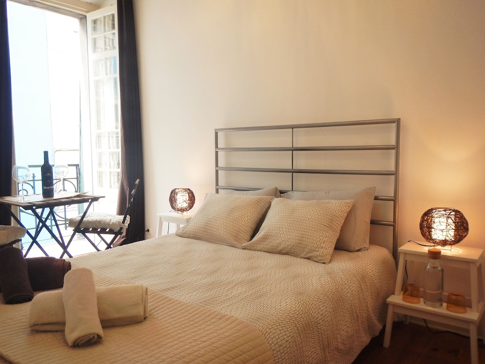 Double Room, Shared Bathroom (Earth Room)
