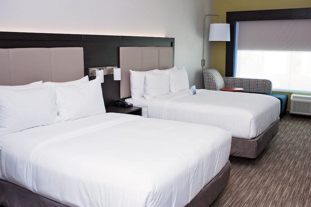 Suite, 2 Queen Beds, Accessible Bathtub photo 2