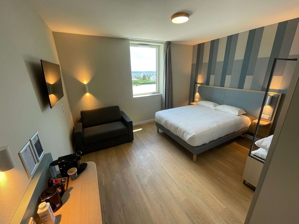 Superior Room, 1 Queen Bed with Sofa bed - Photo 7