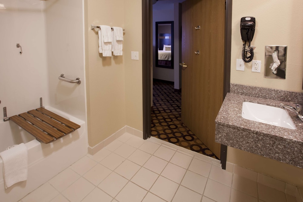 Suite, 1 King Bed, Kitchen photo 1