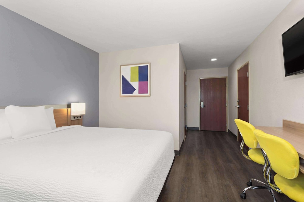 Standard Room, 1 Queen Bed - Photo 1