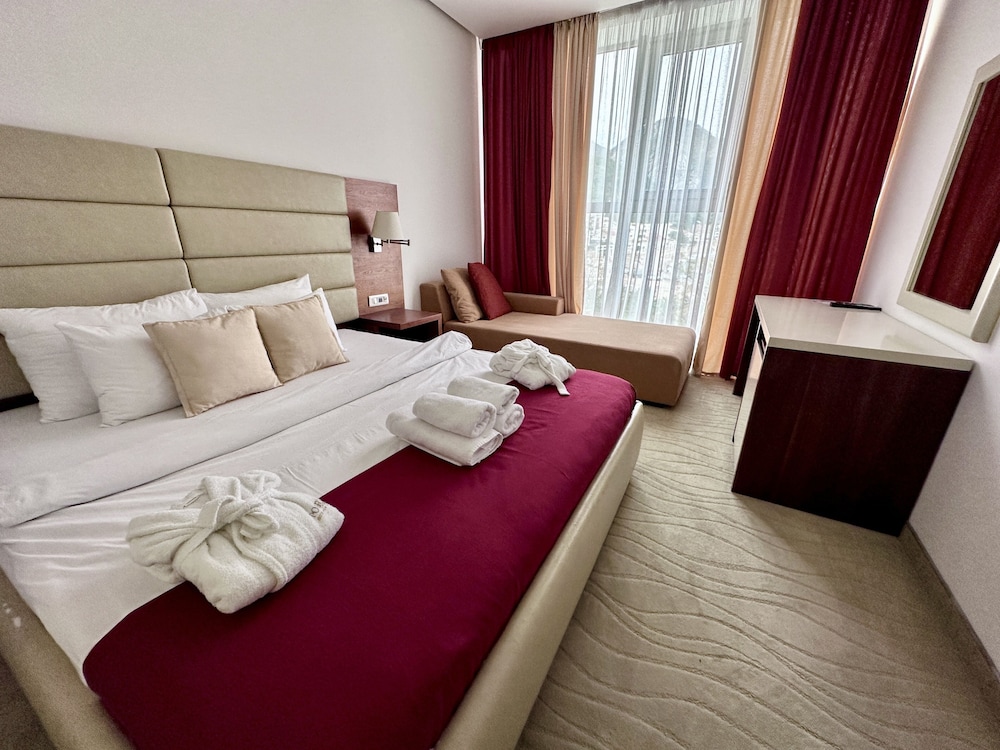 Superior Room, Refrigerator, Partial Sea View, photo 6