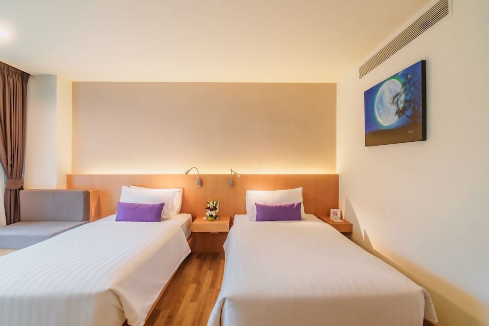 Deluxe Twin Room with Balcony photo 2